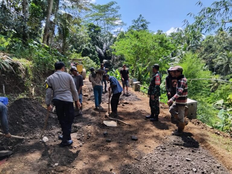 Humanis, Polsek Cikoneng Polres Ciamis Monitoring Pengecoran Jalan di Blok Jambe Dusun Gareumpay
