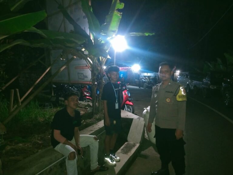 Humanis, Polsek Cipaku Polres Ciamis Patroli Dialogis Beri Kenyamanan Warga Saat Malam Hari