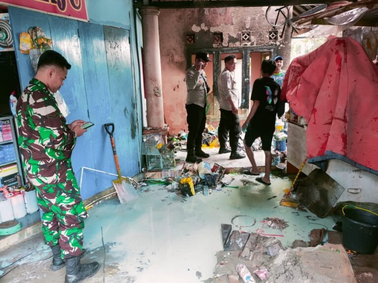 Polsek Kawali Polres Ciamis Datangi TKP Kebakaran Toko Bangunan di Desa Talagasari