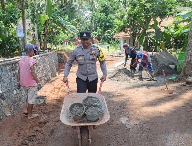 Cipkon Kamtibmas, Polsek Sukadana Polres Ciamis Gotong Royong Bangun Saluran Irigasi di Salakaria