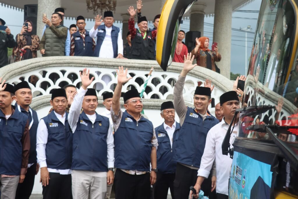Kapolres Garut Pimpin Pengamanan Dan Lepas Pemberangkatan Jemaah Haji Kabupaten Garut Kloter 05 Gelombang 1 Tahun 1446 H / 2025 M