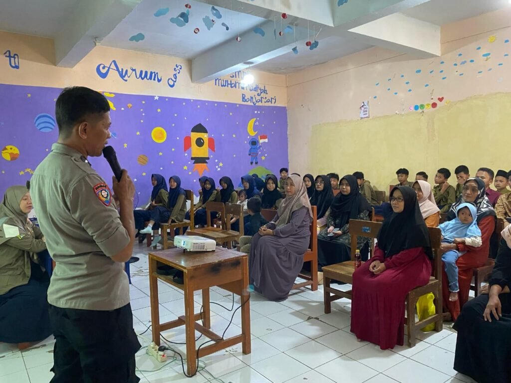 Pererat Silaturahmi dan Jaga Kamtibmas, Bhabinkamtibmas Desa Ciparigi Sambangi Warga