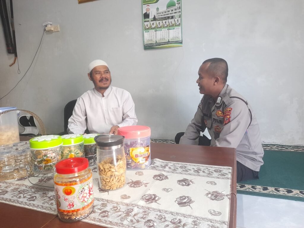 Pererat Silaturahmi dan Jaga Kamtibmas, Bhabinkamtibmas Desa Ciparigi Sambangi Warga