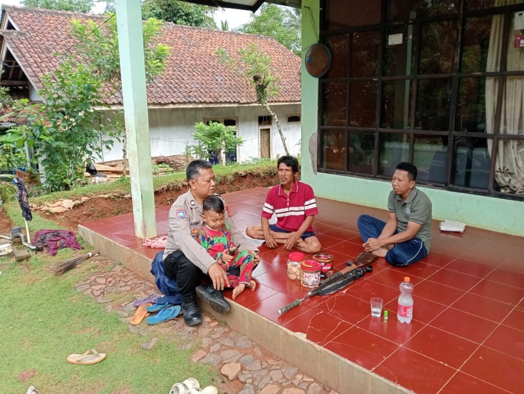 Pererat Silaturahmi dan Jaga Kamtibmas, Bhabinkamtibmas Desa Ciparigi Sambangi Warga