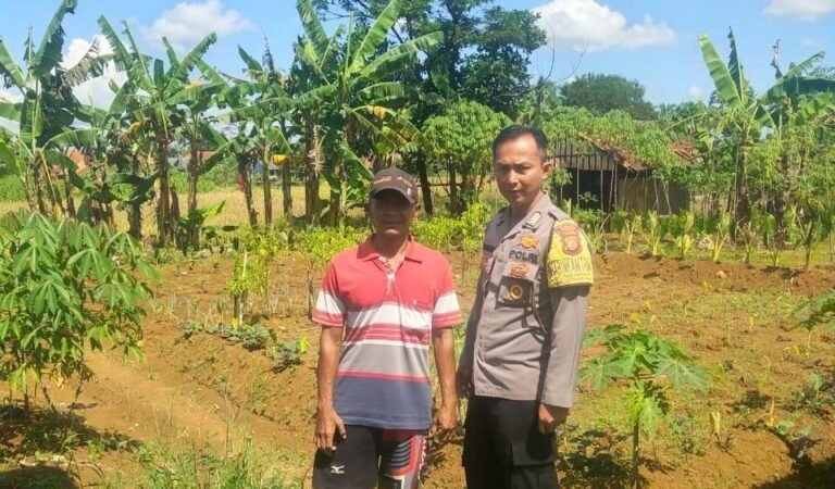 Bhabinkamtibmas Polsek Cikoneng Lakukan Sambang dan Silaturahmi ke Warga Desa Sukamanah