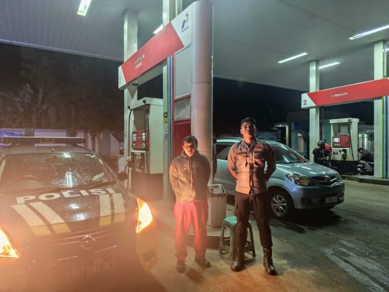 Berikan Rasa Aman, Personel Polsek Kawali Polres Ciamis Patroli Dialogis di Malam Hari