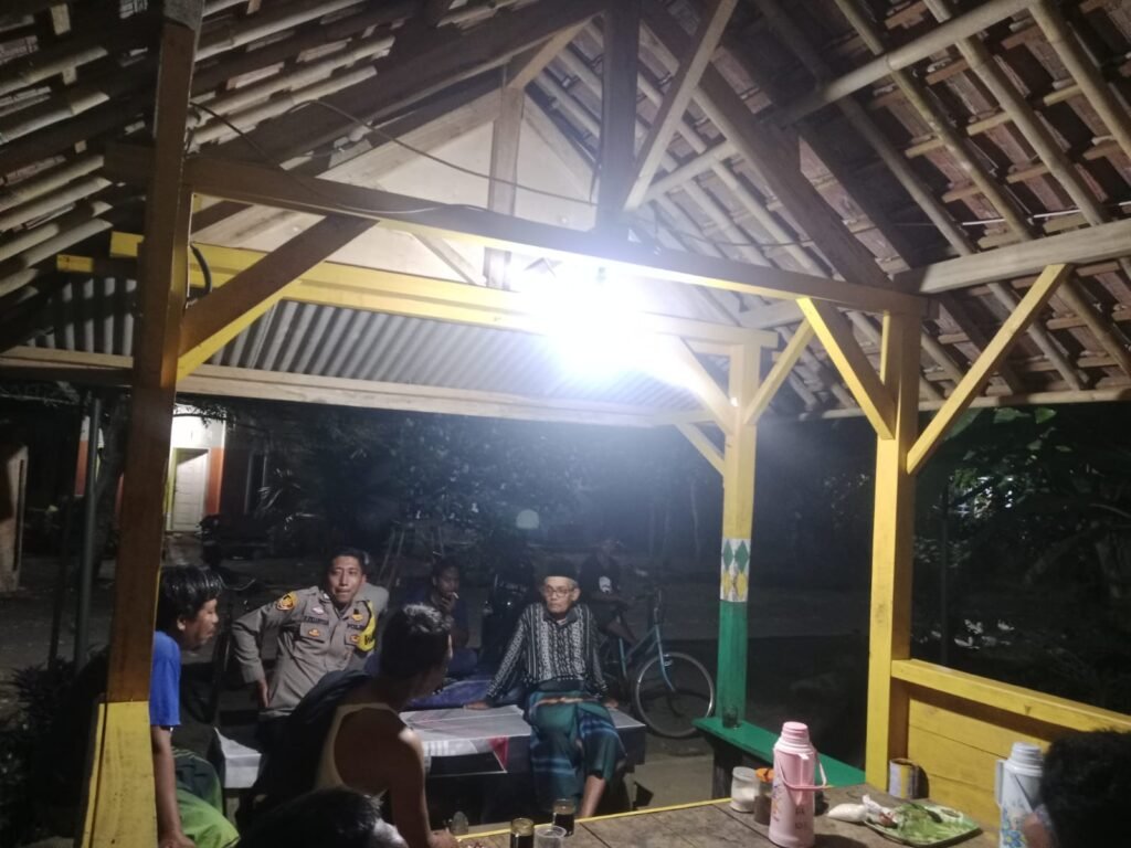 Perkuat Sinergitas, Polsek Lakbok Polres Ciamis Beri Binluh ke Warga Sidaharja Saat Ngeronda