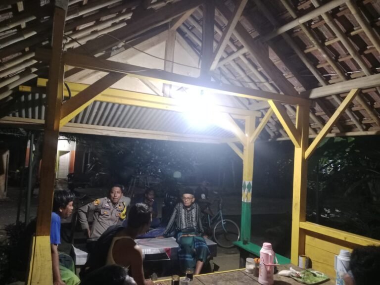Perkuat Sinergitas, Polsek Lakbok Polres Ciamis Beri Binluh ke Warga Sidaharja Saat Ngeronda