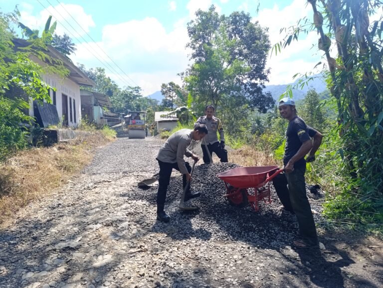 Polsek Cikoneng Monitoring Pembangunan Jalan di Desa Nasol, Sekaligus Jalin Silaturahmi dan Himbauan Kamtibmas