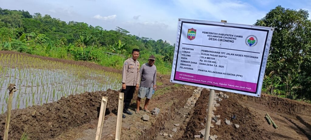 Bhabinkamtibmas Cikoneng Pantau Pembangunan Jalan Akses Pertanian dan Dorong Ketahanan Pangan Warga