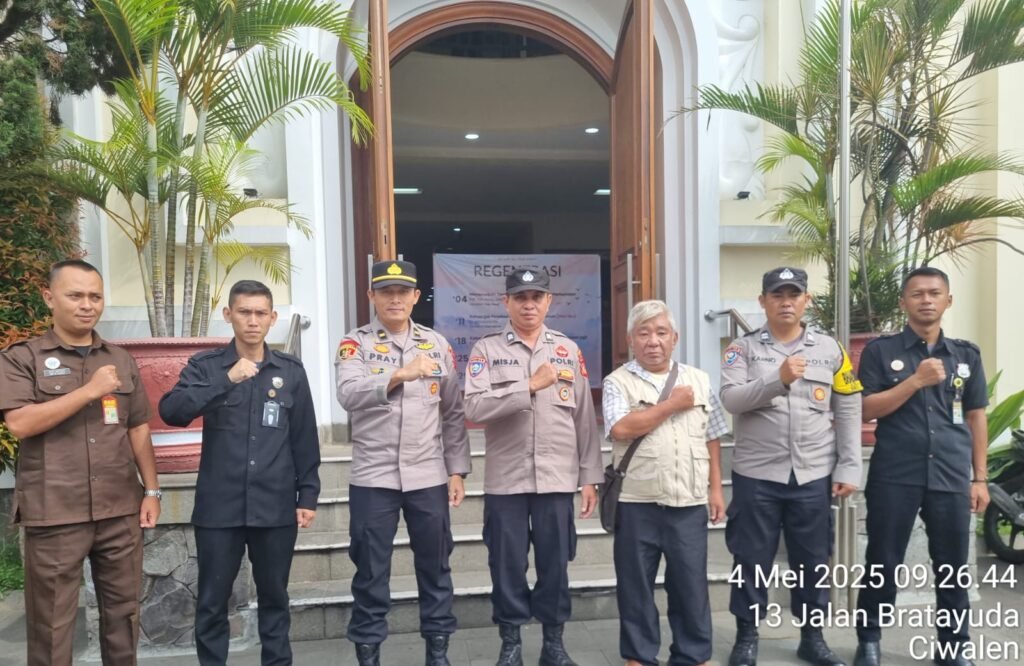 Polres Garut Lakukan Penjagaan di Enam Gereja untuk Menjaga Keamanan dan Ketertiban