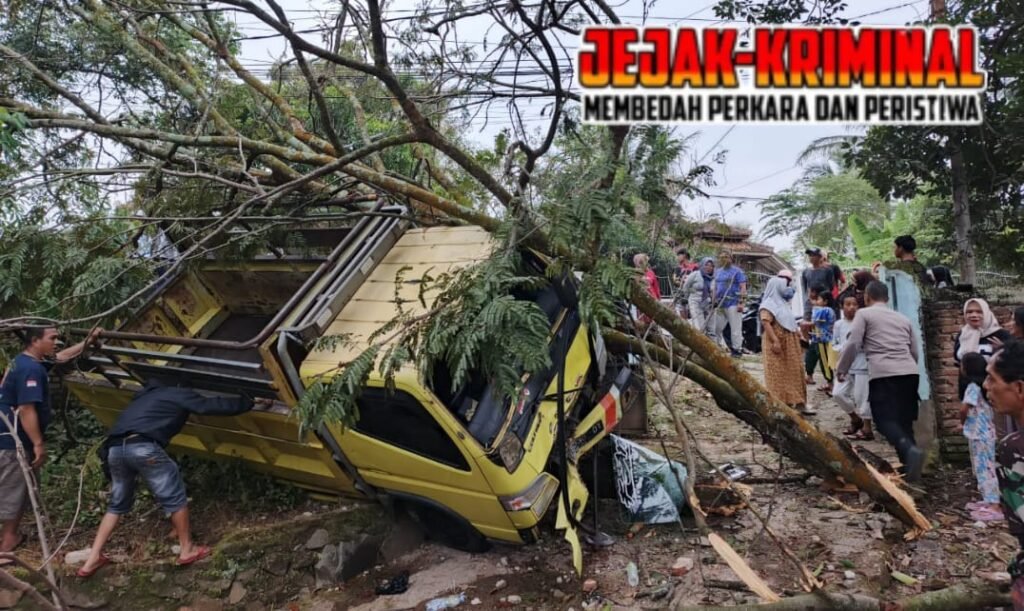 Polsek Cibatu Polres Garut, Evakuasi Laka Tunggal Truk Tabrak Pohon Petai.