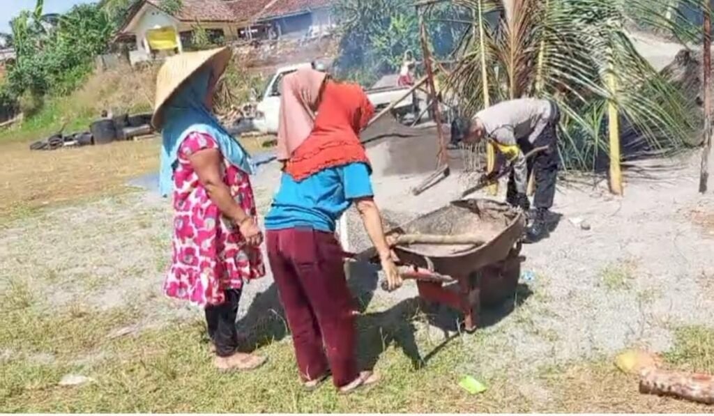 Polsek Cikoneng Bersama Warga Gareumpay Gelar Gotong Royong, Wujudkan Lingkungan Aman dan Bersih