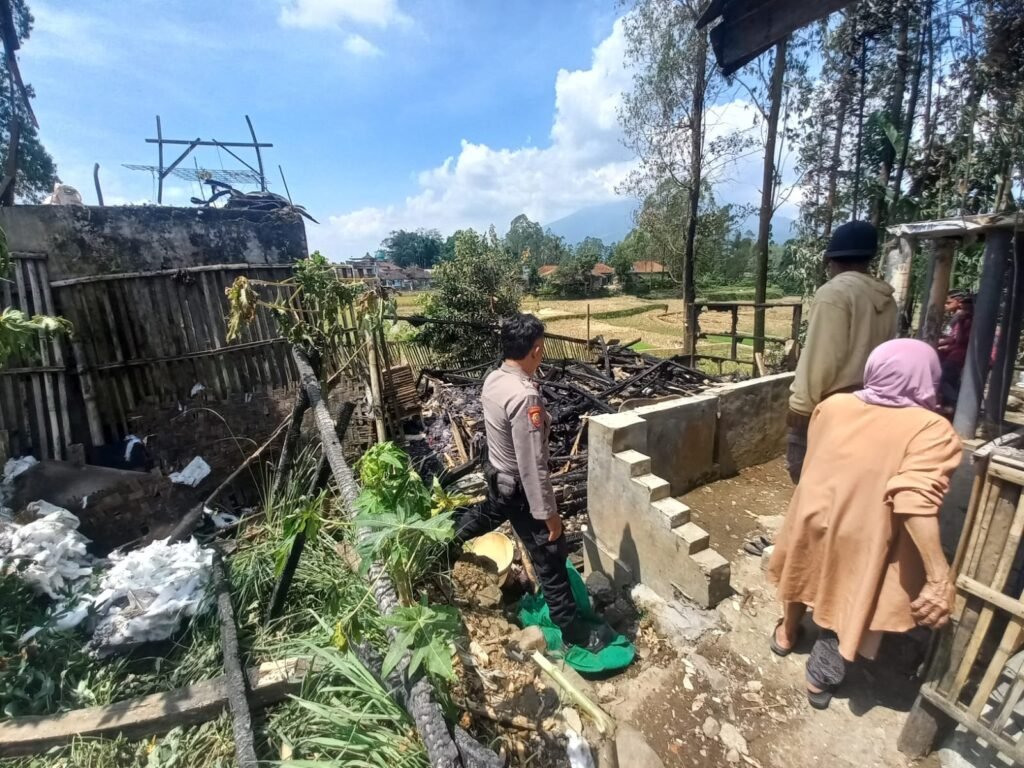 Polsek Cisurupan Cek TKP Kebakaran Rumah Panggung