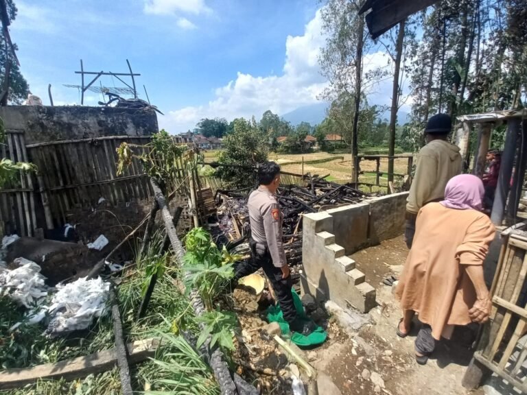 Polsek Cisurupan Cek TKP Kebakaran Rumah Panggung