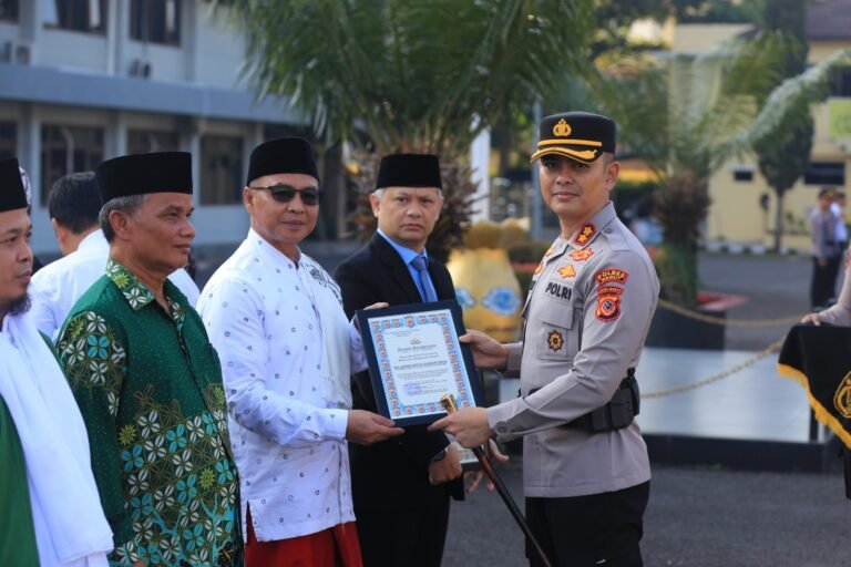 Kapolres Garut Berikan Penghargaan Kepada Tokoh Agama Atas Dukungan Dalam Menjaga Kamtibmas Di Kabupaten Garut