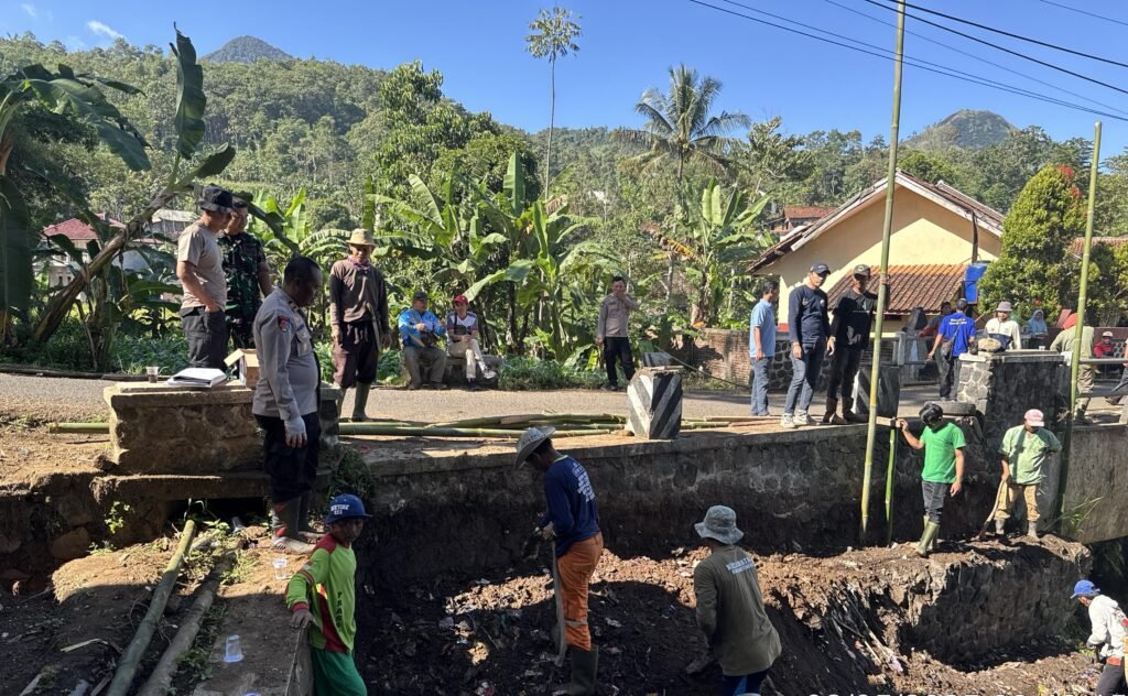 Polsek Sukawening Gelar Kerja Bakti Bersihkan Sampah di Kampung Jeungjing