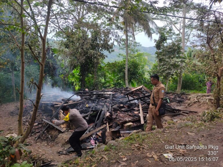 Iis Berharap Rumahnya yang Terbakar Kembali Dibangun, Kapolsek Pakenjeng Sigap Bantu Korban di TKP