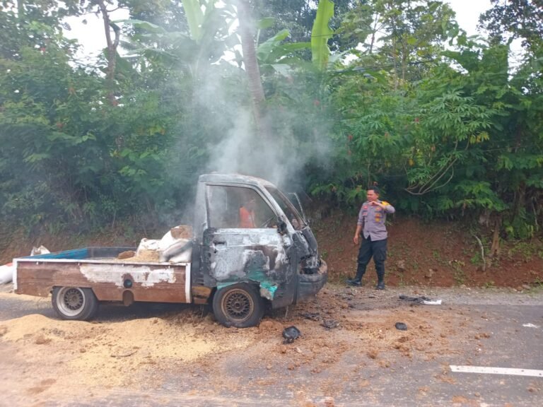 Dengan Sigap Polsek Leuwigoong Evakuasi Satu Unit Mobil yang Terbakar.