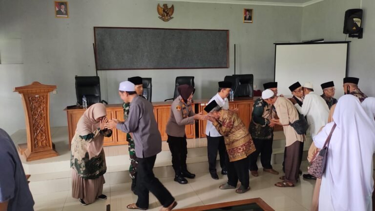 Polsek Kawali Polres Ciamis Hadiri Pelepasan Jamaah Haji ke Dari Kecamatan Kawali