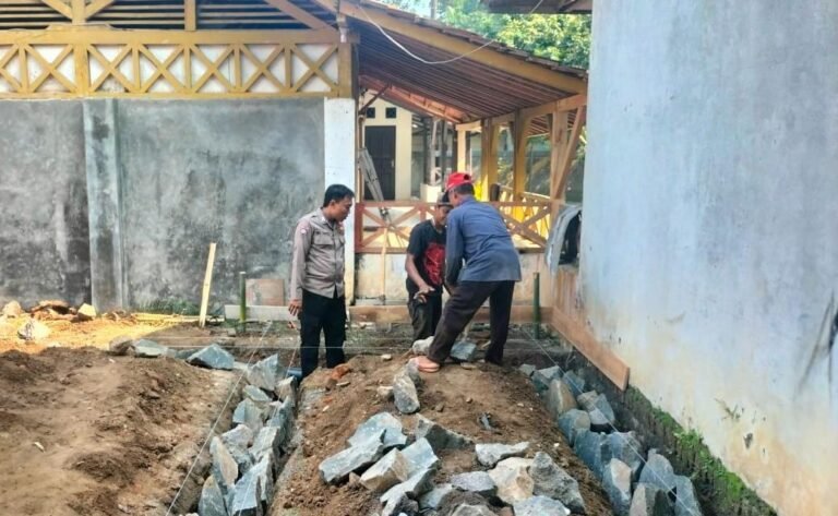 Polsek Lakbok Kawal Transparansi Pembangunan DTA Miftahul Karomah Desa Bantardawa