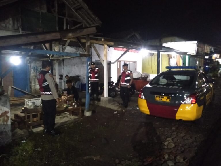 Berikan Rasa Aman, Personel Polsek Kawali Polres Ciamis Patroli Dialogis di Malam Hari