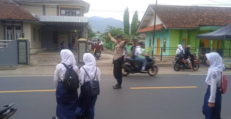 Pelayanan Masyarakat, Polsek Cipaku Polres Ciamis Siaga di Jalan Padat Saat Jam Sekolah