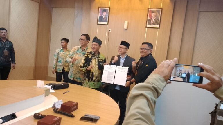 Pemkab Bandung Tertibkan PBG Masjid dalam Program 100 Hari Kerja, Sertifikat Tanah dan Program Sosial Diluncurkan