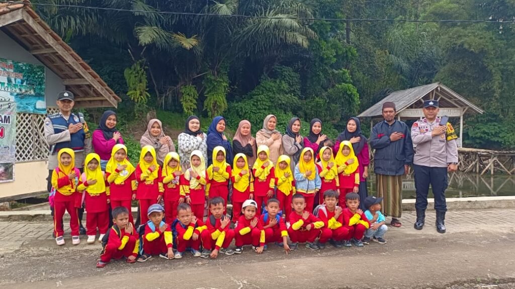 Polsek Pasirwangi Beri Edukasi Kepada Anak Sekolah Pada Program Polisi Sahabat Anak