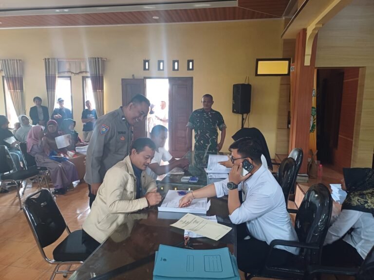 Bhabinkamtibmas Monitoring Penyerahan Sertifikat PTSL di Desa Gunung Sari, Kapolsek Ciamis Apresiasi Transparansi dan Ketertiban
