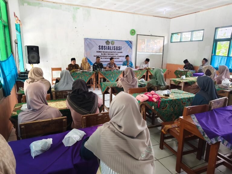 Bhabinkamtibmas Jadi Pemateri Sosialisasi Larangan Siswa Bawa Motor, Kapolsek Rajadesa Dukung Penuh Kebijakan Bupati Ciamis