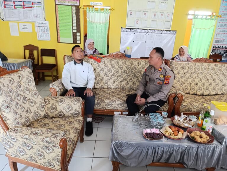 Polsek Cikoneng Jalin Silaturahmi dan Perkuat Koordinasi Kamtibmas di SDN 1 Budiharja