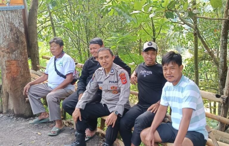 BHABINKAMTIBMAS DESA SUKAMAJU LAKSANAKAN SAMBANG DAN SILATURAHMI, SAMPAIKAN PESAN KAMTIBMAS KEPADA WARGA