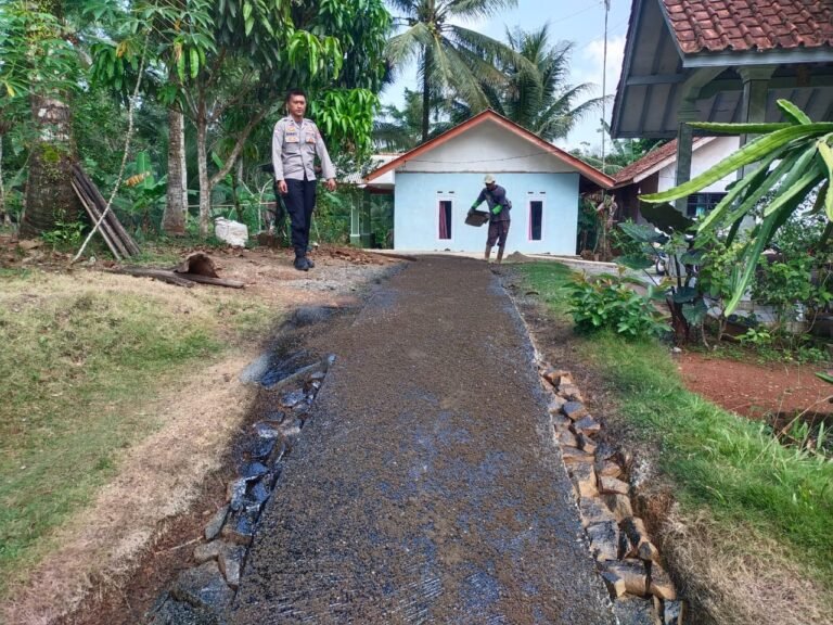 Polsek Cisaga Lakukan Monitoring Pengerjaan Jalan Dana Desa di Dusun Tenjolaya