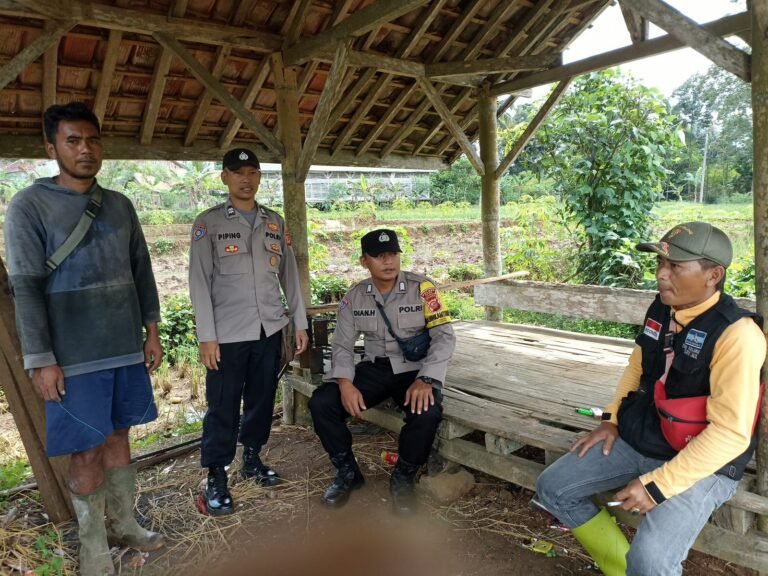 Berikan Rasa Nyaman, Dua Anggota Polsek Kawali Polres Ciamis Patroli Dialogis ke Masyarakat