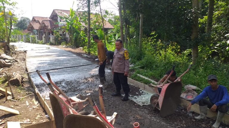 Humanis, Polsek Lakbok Polres Ciamis Monitoring Pembangunan Jalan Dusun Sukaratu