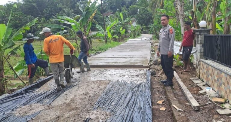 Polsek Cisaga Kawal Proyek Infrastruktur Desa, Wujudkan Transparansi dan Kamtibmas di Tengah Masyarakat