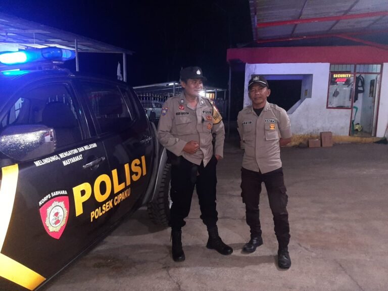 Humanis, Polsek Cipaku Polres Ciamis Patroli Dialogis Beri Kenyamanan Warga Saat Malam Hari