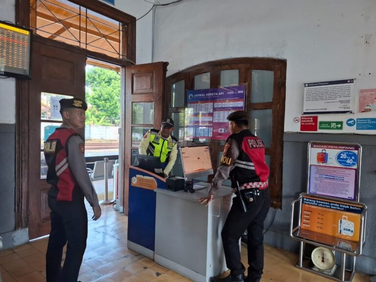 Jaga Harkamtibmas, Satuan Samapta Polres Ciamis Patroli Dialogis ke Stasiun KA Ciamis