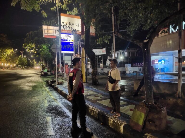 Cipkon Aksi Premanisme Saat Malam, Samapta Polres Ciamis Patroli Jalan Kaki di Alun Alun Ciamis