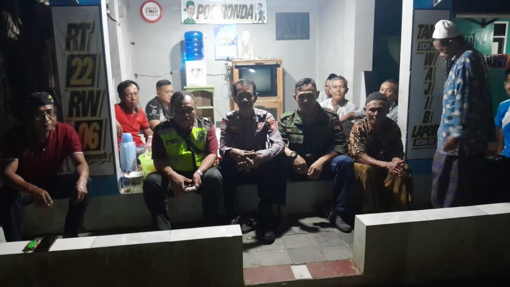 Perkuat Sinergitas, Polsek Pamarican Koorkom Kamtibmas ke Warga Karangcengek Saat Ngeronda