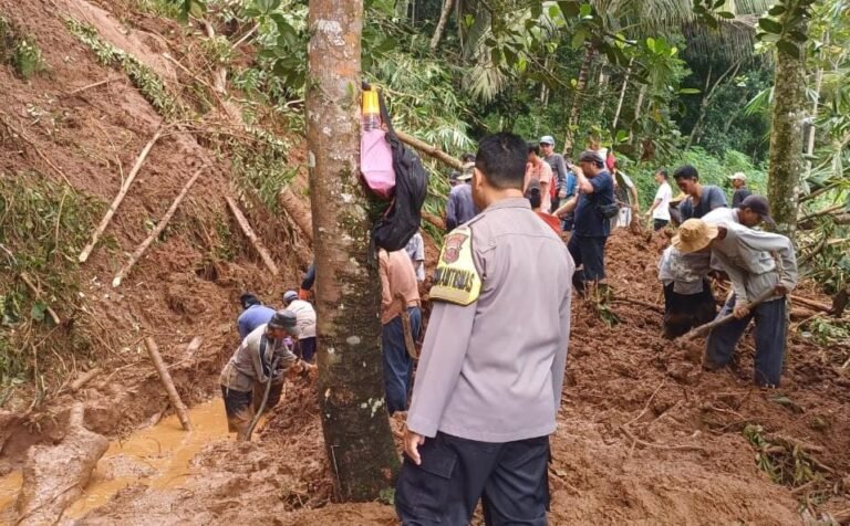 Polsek Ciamis Polres Ciamis Datangi TKP Bencana Tanah Longsor di Desa Gunung Sari Sadananya