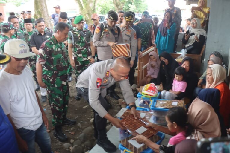 Kapolda Jabar Dan Pangdam III Siliwangi Kunjungi Keluarga Korban Ledakan di Cibalong Garut, Berikan Santunan dan Dukungan Moril