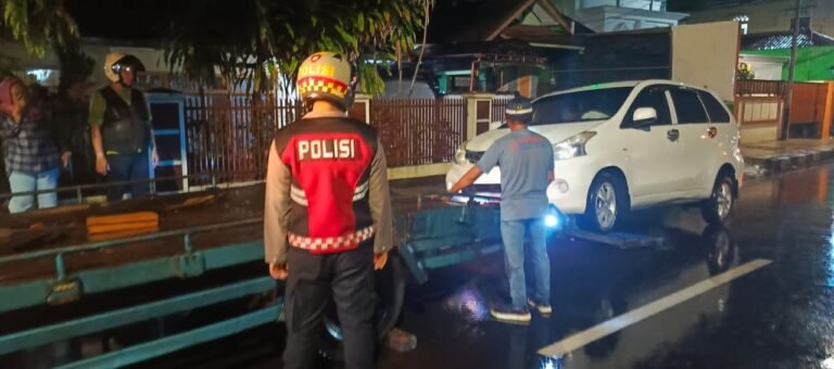 Sat Samapta Polres Ciamis Sigap Evakuasi Kendaraan Tersangkut di Simpang 4 Graha