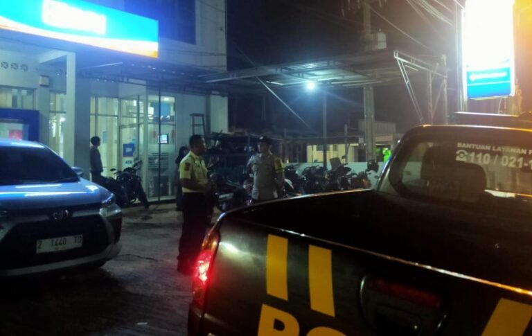 Berikan Rasa Aman, Personel Polsek Kawali Polres Ciamis Patroli Dialogis di Malam Hari