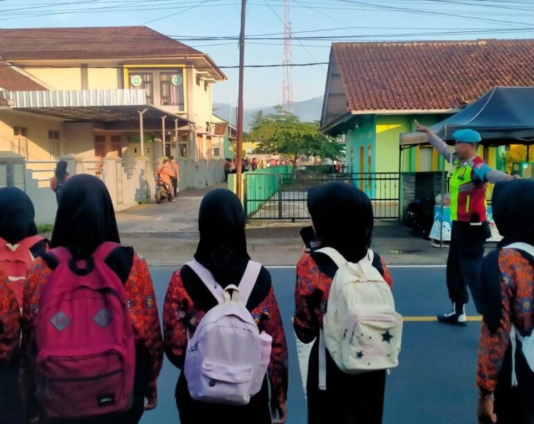 Pelayanan Masyarakat, Polsek Cipaku Polres Ciamis Siaga di Jalan Padat Saat Jam Sekolah