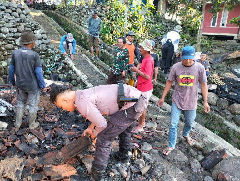 Tiga Rumah di Pameungpeuk Terbakar, Diduga Akibat Korsleting Listrik-Polisi Bersama Warga Bersihkan Puing-Puing Pasca Kebakaran