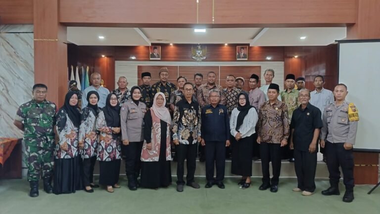 Sinergitas Polri dan Pemerintah, Polsek Ciamis Hadiri Pelantikan Perangkat Desa Mekarjadi