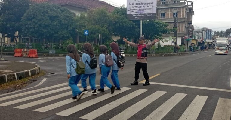 Pelayanan Masyarakat, Anggota Polsek Kawali Turun ke Jalan Bantu Orang Menyebrang dan Gatur
