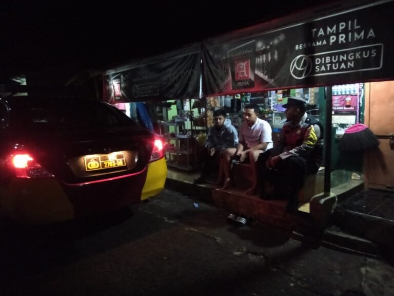 Berikan Rasa Aman, Personel Polsek Kawali Polres Ciamis Patroli Dialogis di Malam Hari